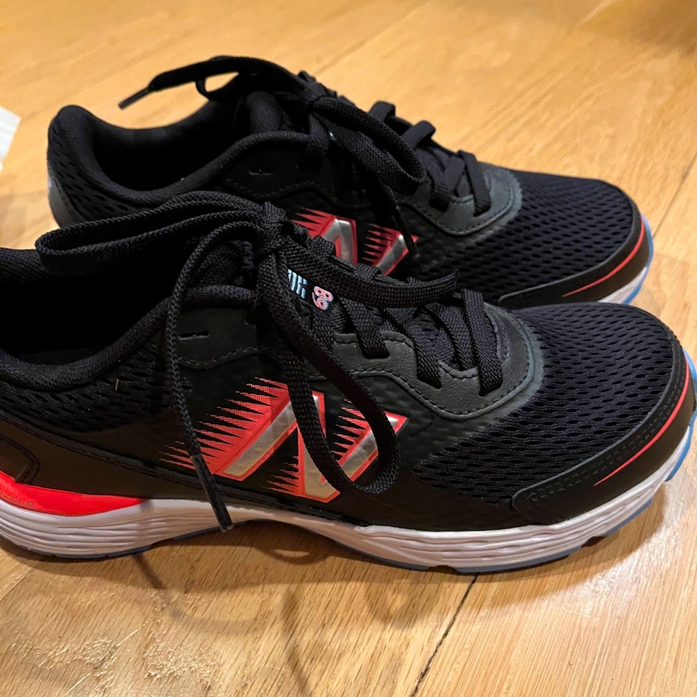 NWT New Balance kids size 5.5 sneakers